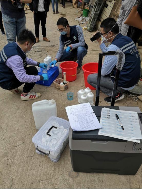现场对废水取样检测