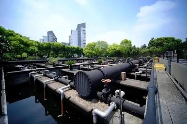 上海东区污水处理厂内的污水处理设施